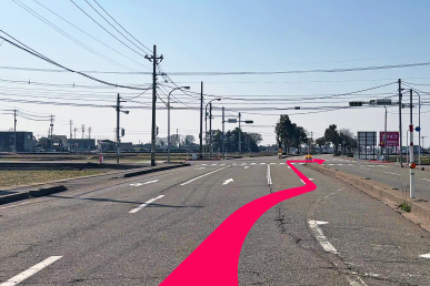 中林4丁目交差点を右折する風景