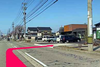野々市堀内店の駐車場に入る風景