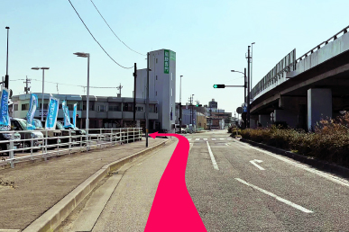 三日市交差点を左折する風景