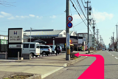 野々市堀内店の駐車場に入る風景