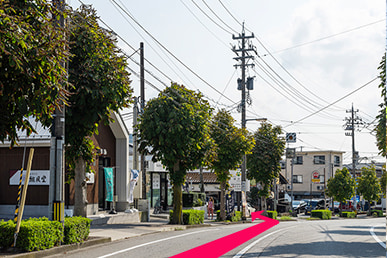 百万屋（旧山徳）長坂店の駐車場入口